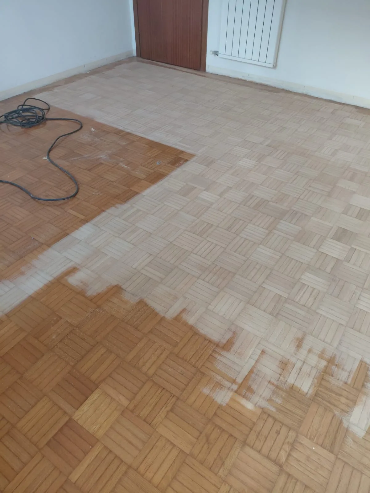 Parquet a mosaico per metà levigato al legno grezzo e per metà ancora con la vecchia finitura