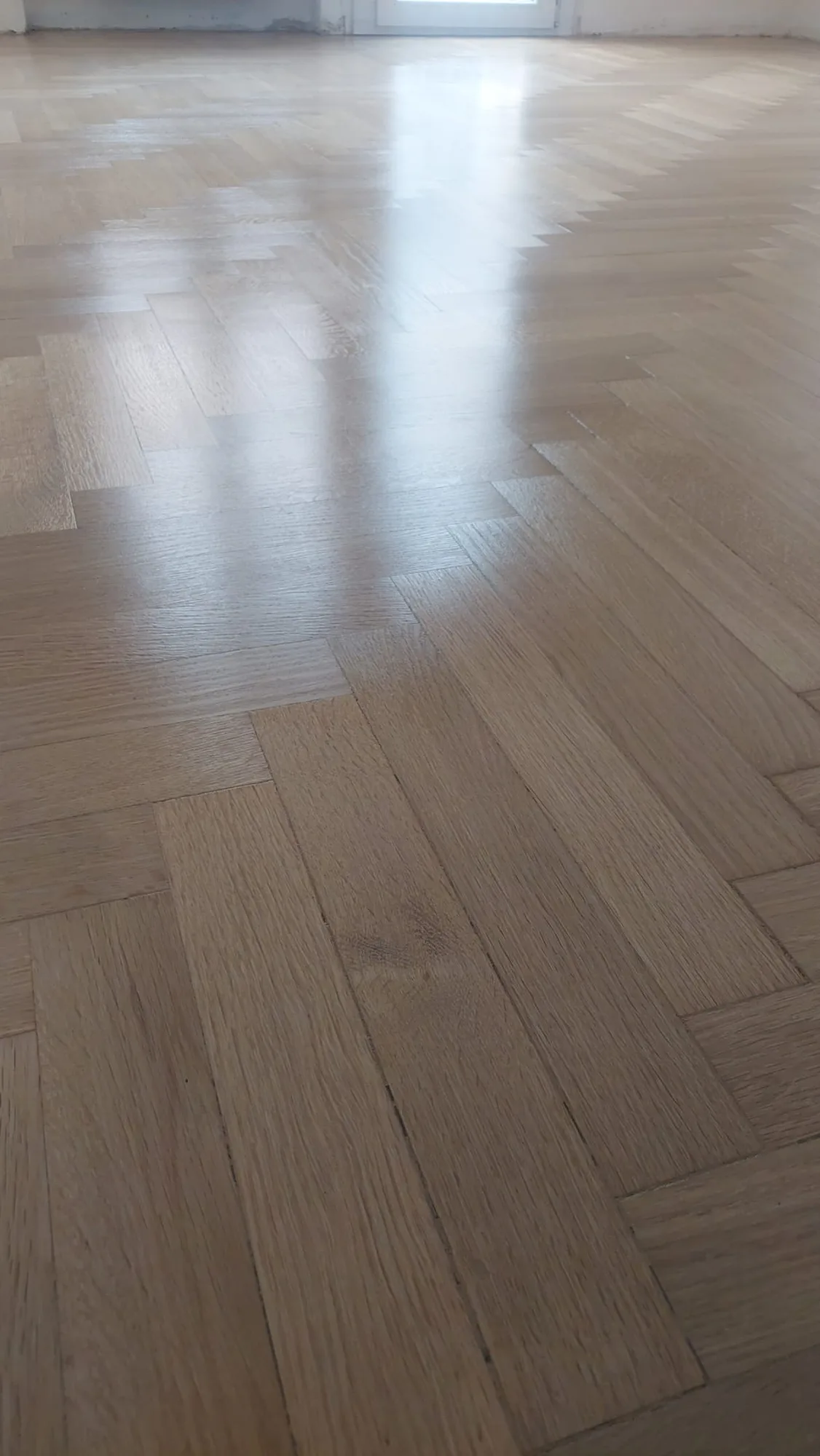 Listoni in abete levigati e verniciati, tornati al colore caldo del legno