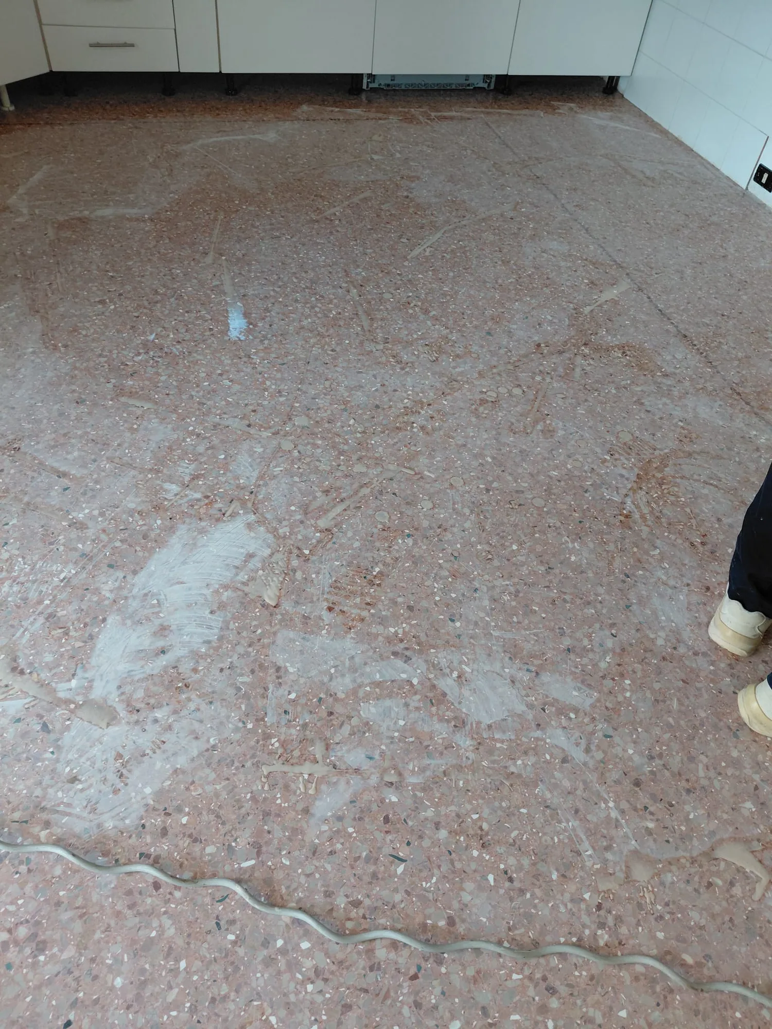 Graniglia rosa con le crepe stuccate, a metà lavorazione