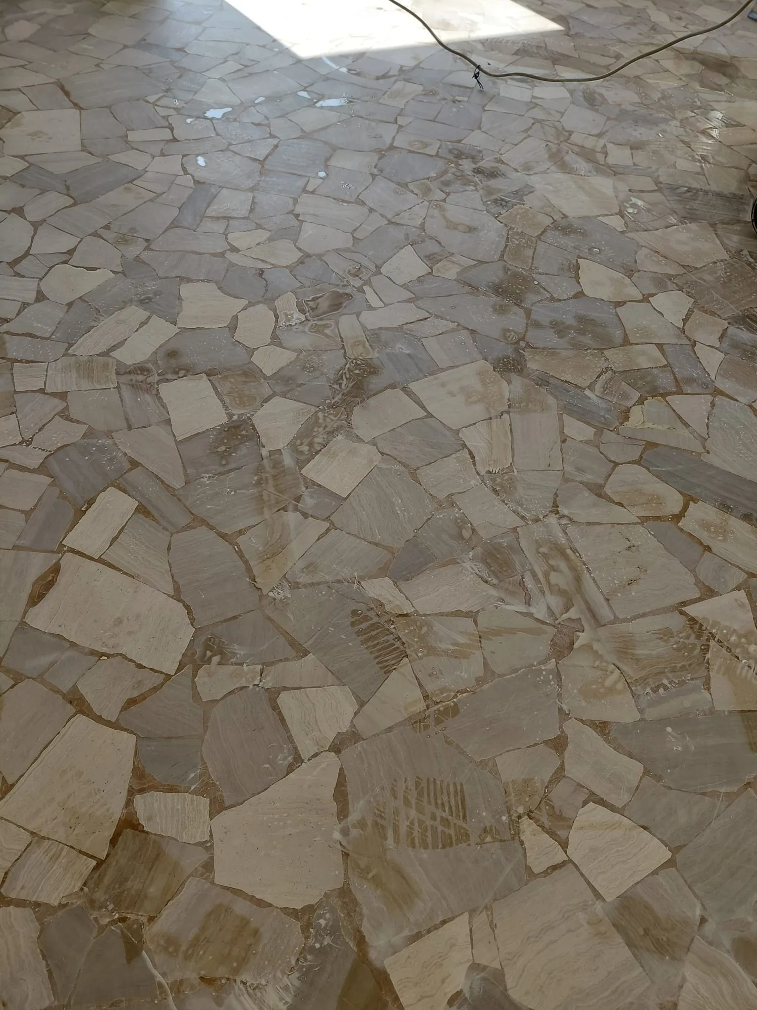 Palladiana in marmo opaca e segnata in provincia di Treviso, prima della lucidatura