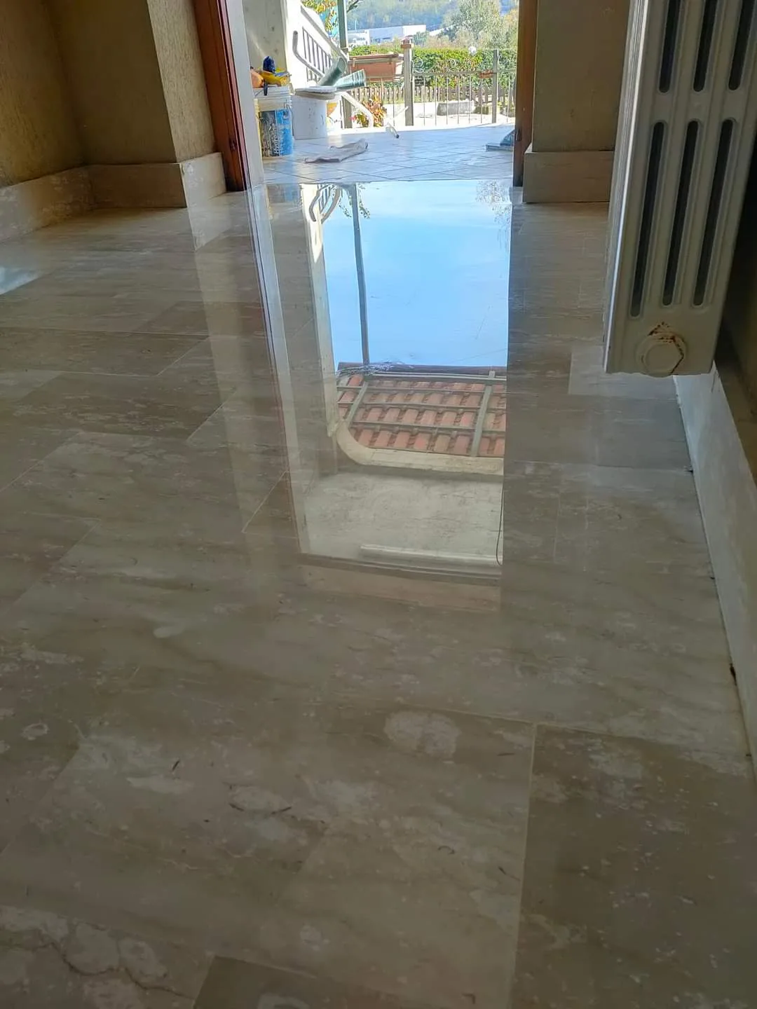 Marmo botticino lucidato, con la porta finestra riflessa sul pavimento