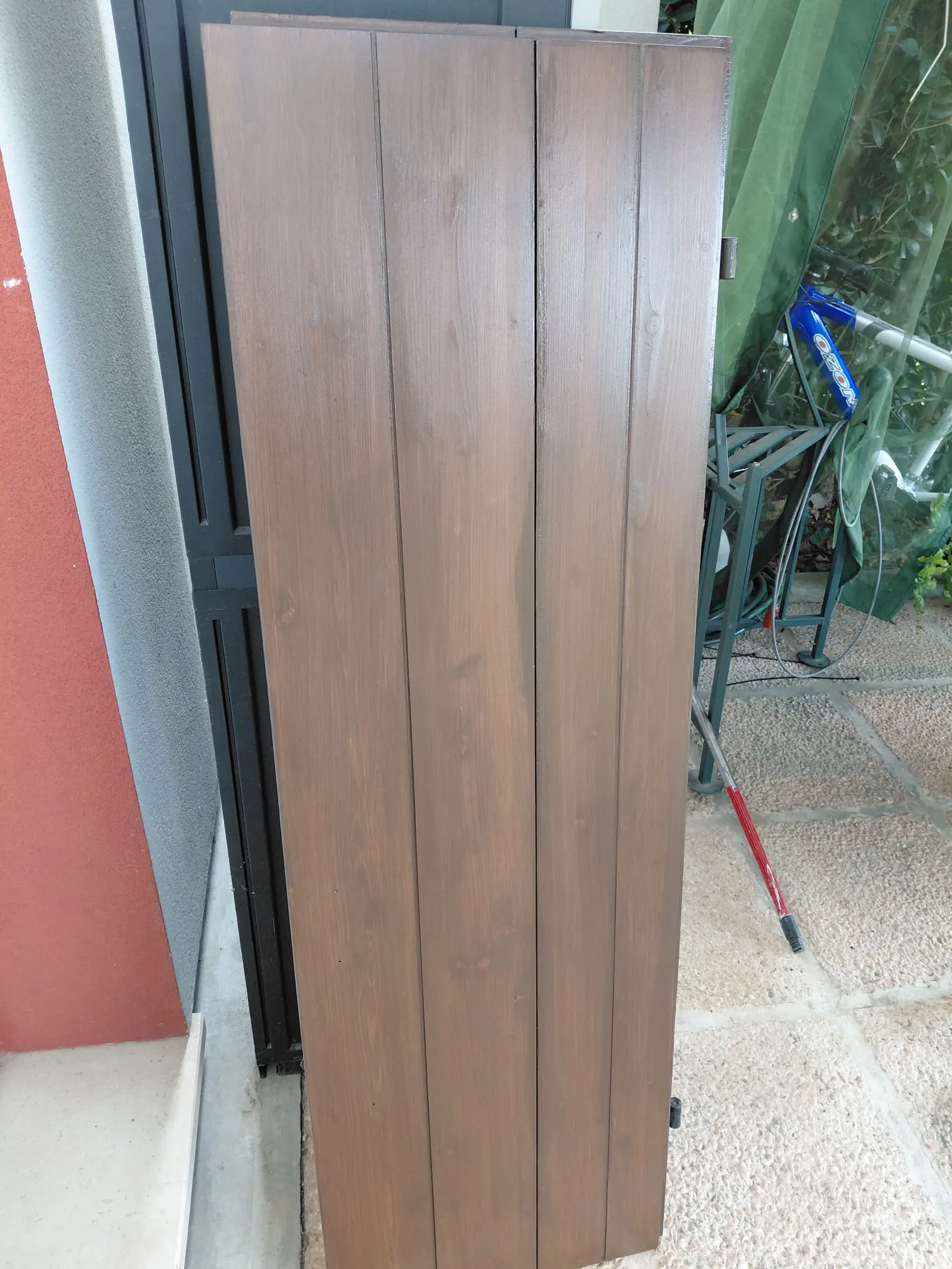 Anta di scuro in legno restaurata, con il legno tornato uniforme e protetto