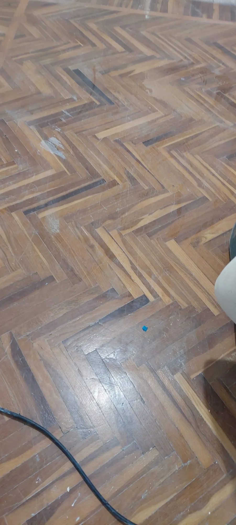 Parquet a spina di pesce graffiato e opaco a Treviso, prima della levigatura