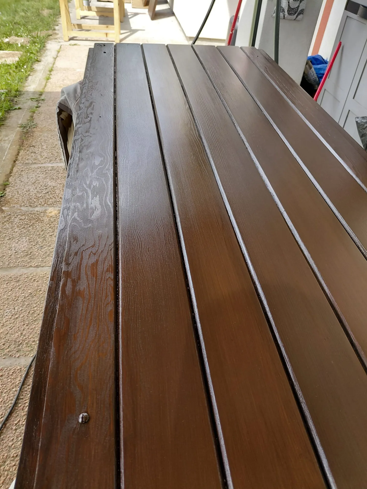Scuro in legno rifinito con impregnante noce scuro, con la venatura in evidenza