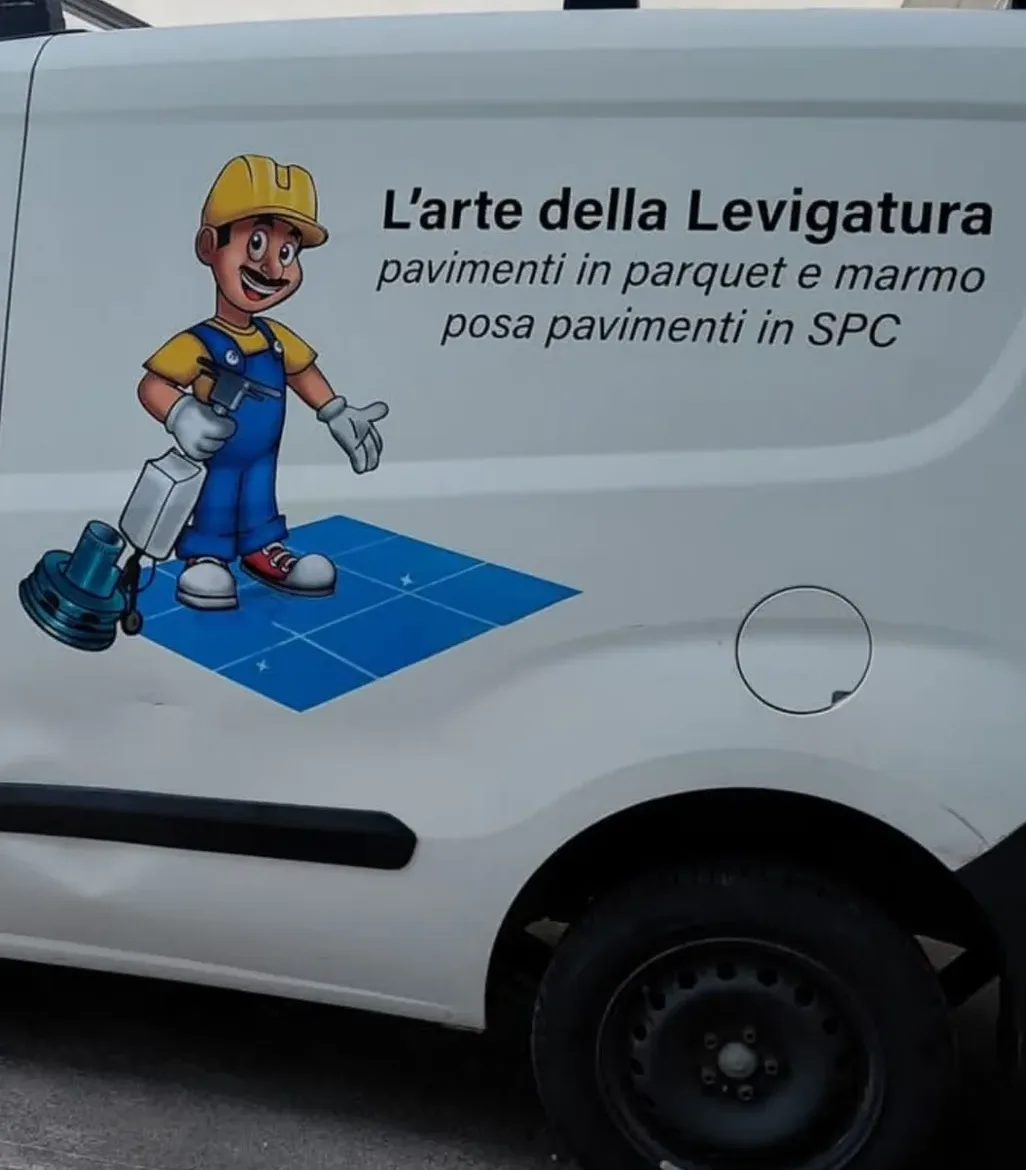 La fiancata del furgone de L'arte della Levigatura, con la mascotte e i servizi: pavimenti in parquet e marmo, posa pavimenti in SPC